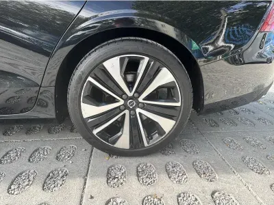 CZARNY SEDAN VOLVO S60 z 2022 r., BENZYNA, skrzynia biegów AUTOMATYCZNA 197KM, zdjęcie 11 z 17