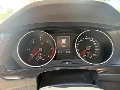 SZARY SUV VOLKSWAGEN TIGUAN z 2022 r., DIESEL, skrzynia biegów AUTOMATYCZNA 150KM, zdjęcie 8 z 19