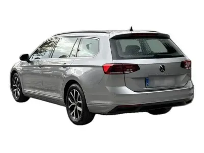 SREBRNY KOMBI VOLKSWAGEN PASSAT z 2023 r., BENZYNA, skrzynia biegów AUTOMATYCZNA 150KM, zdjęcie 18 z 19