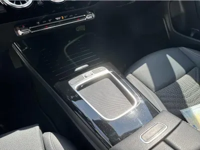 SZARY SEDAN MERCEDES CLASE CLA z 2023 r., BENZYNA, skrzynia biegów AUTOMATYCZNA 150KM, zdjęcie 15 z 18