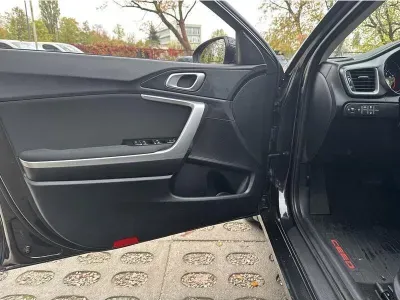 CZARNY KOMBI KIA CEED z 2023 r., BENZYNA, skrzynia biegów AUTOMATYCZNA 160KM, zdjęcie 7 z 19