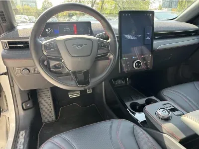 BIAŁY SUV FORD MUSTANG MACH E z 2023 r., ELEKTRYCZNY, skrzynia biegów AUTOMATYCZNA 269KM, zdjęcie 14 z 18
