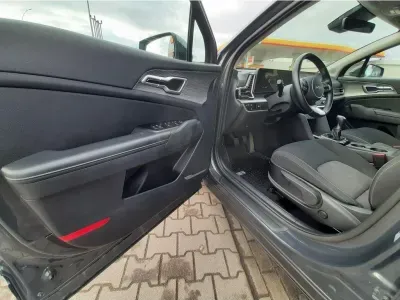 SZARY SUV KIA SPORTAGE z 2023 r., BENZYNA, skrzynia biegów MANUALNA 110KM, zdjęcie 6 z 25