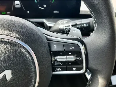 BIAŁY SUV KIA SORENTO z 2024 r., HYBRYDA/BENZYNA, skrzynia biegów AUTOMATYCZNA 159KM, zdjęcie 8 z 32