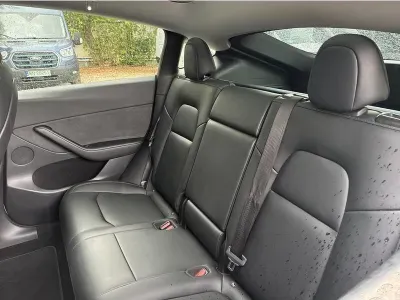 BIAŁY SUV TESLA MODEL Y z 2023 r., ELEKTRYCZNY, skrzynia biegów AUTOMATYCZNA 347KM, zdjęcie 16 z 19
