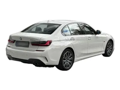 BIAŁY SEDAN BMW SERIE 3 z 2022 r., HYBRYDA/BENZYNA, skrzynia biegów AUTOMATYCZNA 292KM, zdjęcie 13 z 19