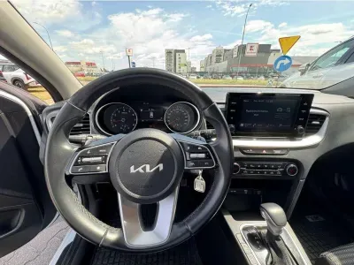 BIAŁY HATCHBACK KIA CEED z 2023 r., BENZYNA, skrzynia biegów AUTOMATYCZNA 118KM, zdjęcie 5 z 19
