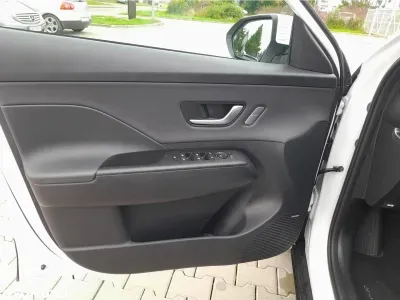 BIAŁY SUV HYUNDAI KONA z 2023 r., BENZYNA, skrzynia biegów AUTOMATYCZNA 199KM, zdjęcie 6 z 14