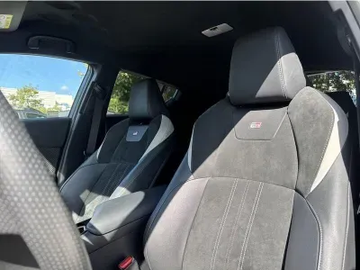 BIAŁY SUV TOYOTA C-HR z 2022 r., HYBRYDA/BENZYNA, skrzynia biegów AUTOMATYCZNA 122KM, zdjęcie 13 z 19