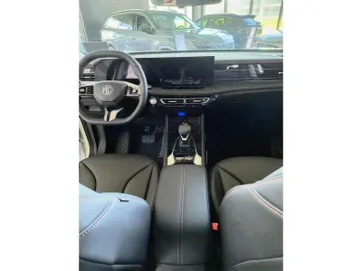 BIAŁY SUV MG HS PLUG IN HYBRID z 2026 r., HYBRYDA/BENZYNA, skrzynia biegów AUTOMATYCZNA 272KM, zdjęcie 7 z 20