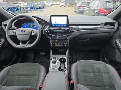 BIAŁY SUV FORD KUGA z 2022 r., HYBRYDA/BENZYNA, skrzynia biegów AUTOMATYCZNA 112KM, zdjęcie 26 z 28