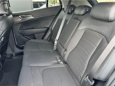 BIAŁY SUV KIA SPORTAGE z 2025 r., BENZYNA, skrzynia biegów AUTOMATYCZNA 110KM, zdjęcie 10 z 23