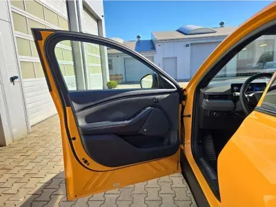 POMARAŃCZOWY SUV FORD MUSTANG MACH-E z 2022 r., ELEKTRYCZNY, skrzynia biegów AUTOMATYCZNA 358KM, zdjęcie 10 z 29