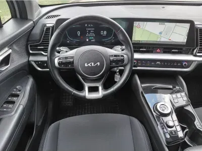 SREBRNY SUV KIA SPORTAGE z 2023 r., BENZYNA, skrzynia biegów AUTOMATYCZNA 110KM, zdjęcie 7 z 25