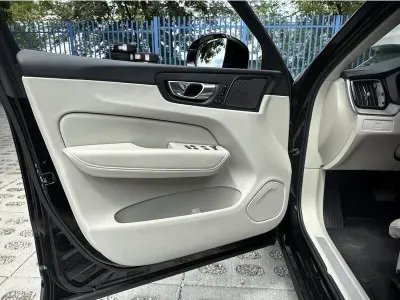 CZARNY SUV VOLVO XC60 z 2023 r., BENZYNA, skrzynia biegów AUTOMATYCZNA 300KM, zdjęcie 5 z 19