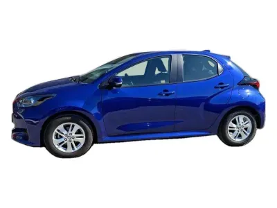 NIEBIESKI HATCHBACK TOYOTA YARIS z 2024 r., BENZYNA, skrzynia biegów MANUALNA 92KM, zdjęcie 2 z 28