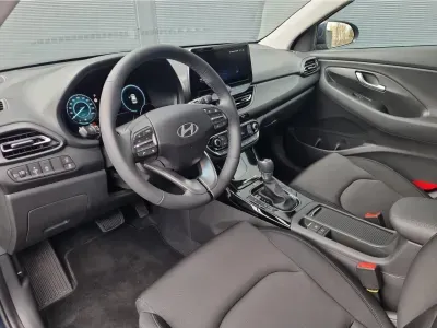 NIEBIESKI HATCHBACK HYUNDAI I30 z 2026 r., BENZYNA, skrzynia biegów AUTOMATYCZNA 150KM, zdjęcie 10 z 15