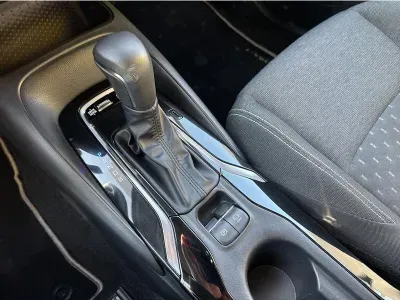 BIAŁY KOMBI TOYOTA COROLLA z 2023 r., HYBRYDA/BENZYNA, skrzynia biegów AUTOMATYCZNA 140KM, zdjęcie 15 z 19