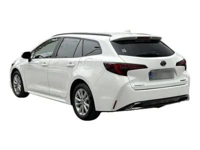 BIAŁY KOMBI TOYOTA COROLLA z 2023 r., HYBRYDA/BENZYNA, skrzynia biegów AUTOMATYCZNA 140KM, zdjęcie 6 z 19