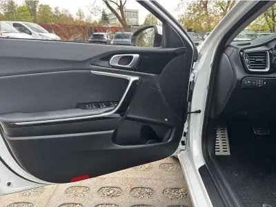 BIAŁY KOMBI KIA CEED z 2023 r., BENZYNA, skrzynia biegów AUTOMATYCZNA 160KM, zdjęcie 2 z 19