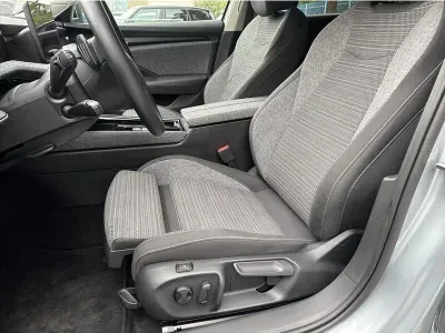 SREBRNY KOMBI SKODA SUPERB COMBI z 2025 r., BENZYNA, skrzynia biegów AUTOMATYCZNA 150KM, zdjęcie 3 z 19