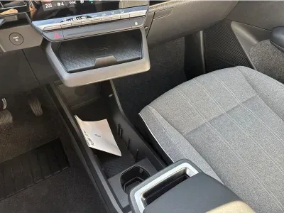 SZARY HATCHBACK RENAULT MEGANE-E-TECH ELECTRIC z 2023 r., ELEKTRYCZNY, skrzynia biegów AUTOMATYCZNA 218KM, zdjęcie 10 z 17