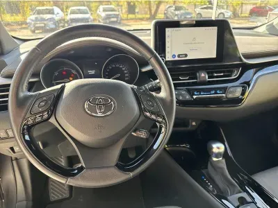 SZARY SUV TOYOTA C-HR z 2022 r., HYBRYDA/BENZYNA, skrzynia biegów AUTOMATYCZNA 122KM, zdjęcie 16 z 19