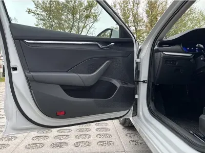 BIAŁY KOMBI SKODA OCTAVIA z 2023 r., BENZYNA, skrzynia biegów AUTOMATYCZNA 150KM, zdjęcie 10 z 19