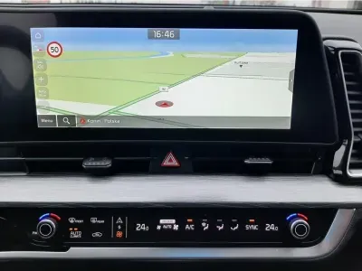 BIAŁY SUV KIA SPORTAGE z 2023 r., BENZYNA, skrzynia biegów MANUALNA 110KM, zdjęcie 19 z 24