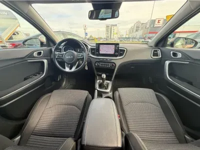 BRĄZOWY KOMBI KIA CEED z 2022 r., BENZYNA, skrzynia biegów MANUALNA 118KM, zdjęcie 25 z 28