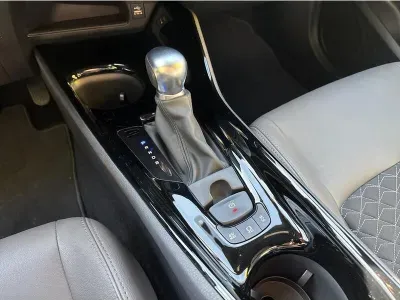 SZARY SUV TOYOTA C-HR z 2022 r., HYBRYDA/BENZYNA, skrzynia biegów AUTOMATYCZNA 122KM, zdjęcie 5 z 19