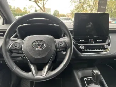 BIAŁY KOMBI TOYOTA COROLLA z 2023 r., HYBRYDA/BENZYNA, skrzynia biegów AUTOMATYCZNA 140KM, zdjęcie 11 z 19