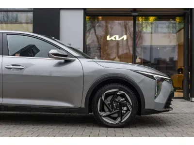 SZARY HATCHBACK KIA K4 z 2026 r., BENZYNA, skrzynia biegów AUTOMATYCZNA 150KM, zdjęcie 4 z 16