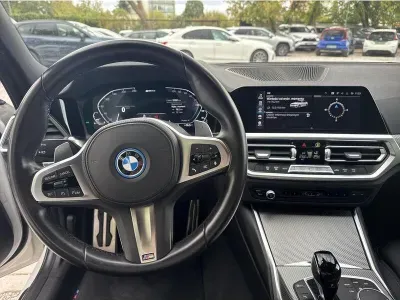 BIAŁY SEDAN BMW SERIE 3 z 2022 r., HYBRYDA/BENZYNA, skrzynia biegów AUTOMATYCZNA 292KM, zdjęcie 7 z 19