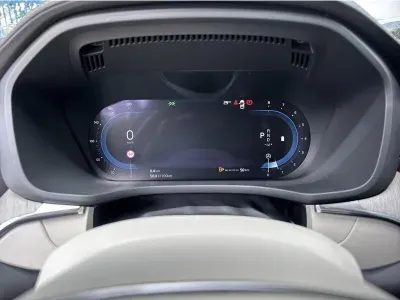 CZARNY SUV VOLVO XC60 z 2023 r., BENZYNA, skrzynia biegów AUTOMATYCZNA 300KM, zdjęcie 18 z 19