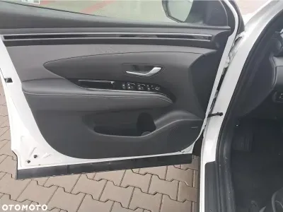 BIAŁY SUV HYUNDAI TUCSON z 2024 r., HYBRYDA/BENZYNA, skrzynia biegów AUTOMATYCZNA 230KM, zdjęcie 7 z 18