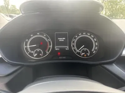 BIAŁY HATCHBACK SKODA FABIA z 2023 r., BENZYNA, skrzynia biegów MANUALNA 110KM, zdjęcie 5 z 19