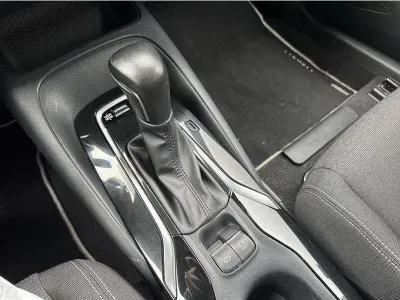 BIAŁY KOMBI TOYOTA COROLLA z 2023 r., HYBRYDA/BENZYNA, skrzynia biegów AUTOMATYCZNA 140KM, zdjęcie 12 z 19