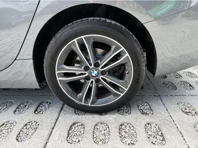 SZARY SEDAN BMW SERIE 2 z 2023 r., BENZYNA, skrzynia biegów AUTOMATYCZNA 136KM, zdjęcie 9 z 18