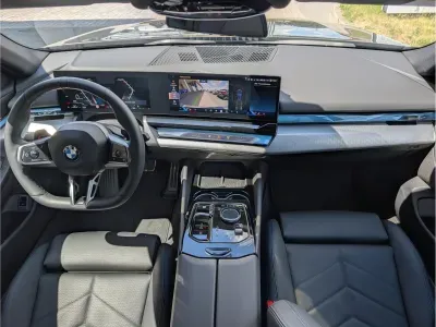 SZARY SEDAN BMW 520I z 2025 r., BENZYNA, skrzynia biegów AUTOMATYCZNA 184KM, zdjęcie 2 z 10