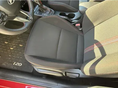 CZERWONY HATCHBACK HYUNDAI I20 z 2025 r., BENZYNA, skrzynia biegów AUTOMATYCZNA 101KM, zdjęcie 3 z 19