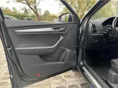SZARY SUV SKODA KAROQ z 2021 r., BENZYNA, skrzynia biegów AUTOMATYCZNA 150KM, zdjęcie 17 z 19