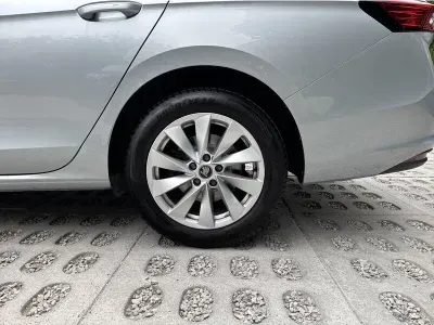SREBRNY KOMBI SKODA SUPERB COMBI z 2025 r., BENZYNA, skrzynia biegów AUTOMATYCZNA 150KM, zdjęcie 4 z 19