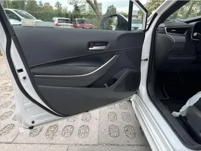 BIAŁY KOMBI TOYOTA COROLLA z 2023 r., HYBRYDA/BENZYNA, skrzynia biegów AUTOMATYCZNA 140KM, zdjęcie 13 z 19
