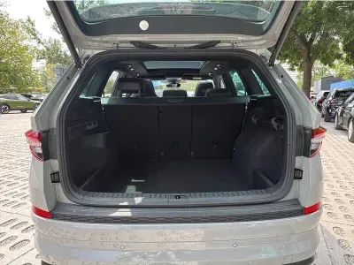 SZARY SUV SKODA KODIAQ z 2023 r., BENZYNA, skrzynia biegów AUTOMATYCZNA 190KM, zdjęcie 5 z 19