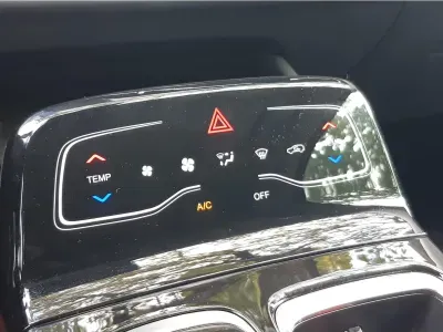 SZARY SUV JAC JS6 z 2026 r., BENZYNA, skrzynia biegów AUTOMATYCZNA 174KM, zdjęcie 3 z 6