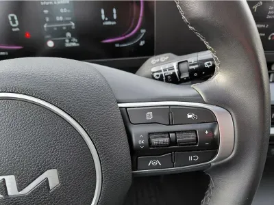 SREBRNY SUV KIA SPORTAGE z 2023 r., BENZYNA, skrzynia biegów AUTOMATYCZNA 110KM, zdjęcie 16 z 24