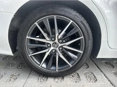 BIAŁY SEDAN TOYOTA CAMRY z 2022 r., HYBRYDA/BENZYNA, skrzynia biegów AUTOMATYCZNA 218KM, zdjęcie 7 z 18