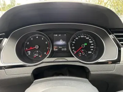 SREBRNY KOMBI VOLKSWAGEN PASSAT z 2023 r., BENZYNA, skrzynia biegów AUTOMATYCZNA 150KM, zdjęcie 4 z 19
