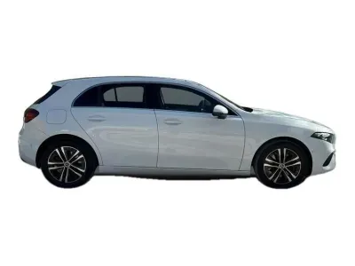 BIAŁY HATCHBACK MERCEDES CLASE A z 2023 r., HYBRYDA/BENZYNA, skrzynia biegów AUTOMATYCZNA 218KM, zdjęcie 2 z 19